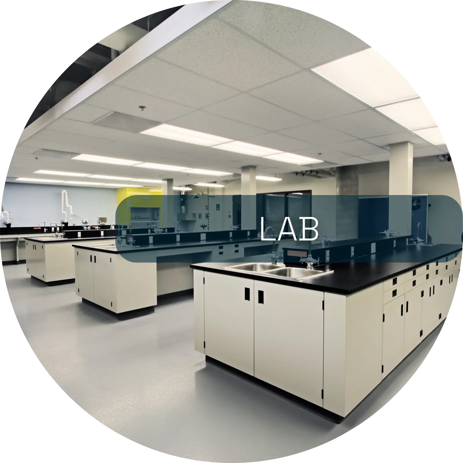 laboratorium med arbetsbänkar